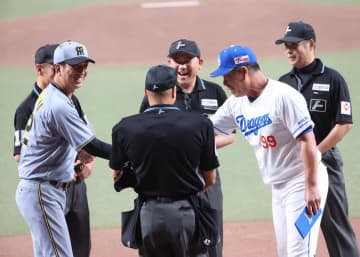 【阪神】藤川監督　中日・井上監督と笑顔で握手…スタンドからは拍手
