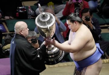 「第75代横綱大の里」決定へ　全勝逃すも初日から強さ