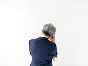 1カ月分の給与とその月に振り込まれた2カ月分の年金額が51万円を超えると年金がカットされるのでしょうか？
