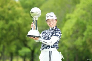 佐久間朱莉が通算20アンダーで完全優勝 ツアー2勝目 2位にルーキー荒木優奈ら