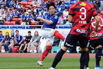 「思い切りやることが大事」先制弾で12試合ぶり勝利に貢献のマリノス永戸勝也。こぼれ球に反応し“逆足”を振り抜く「迷わず打つほうが良いコースに飛ぶ」
