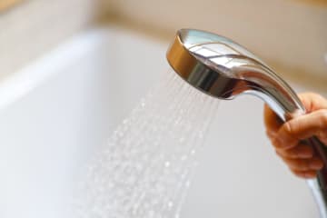 シャワーの水圧が急に弱くなった原因とは？気づいたらすぐやるべき対処法
