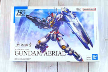 【今月の素組み】「機動戦士ガンダム 水星の魔女」一期前半の主役機を元にした「HG 1/144 ガンダムエアリアル」を組む！ 短時間で作りやすく、11個のエスカッシャンはシールド形態、機動砲台にトランスフォーム!