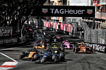 フロントロウ2台が接触、約40分の赤旗。FIA F2第5戦レース2はリタイア9台の大荒れに