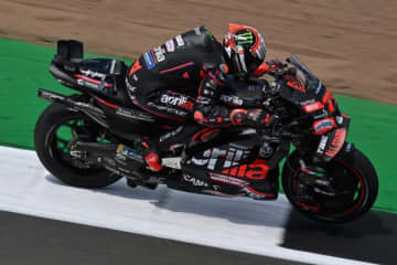 ベゼッチ、アプリリアで初優勝。独走クアルタラロはトラブルで無念の離脱／第7戦イギリスGP