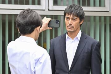 『キャスター』阿部寛が追求するジャーナリスト像とは？　利害と感情の先にある“正義”