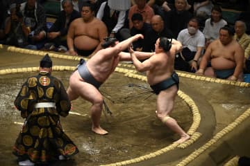 「もう気になってしょうがない！」大相撲千秋楽の中継に映り込んだ“お馴染み政治家”に脚光！「滅茶苦茶目立つ」「緑のネクタイで分かった」