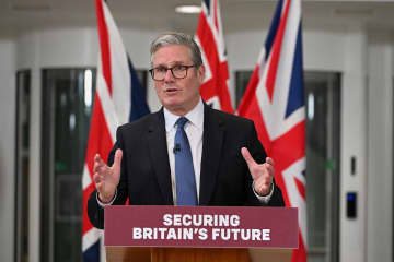 英スターマー首相への〝連続放火事件〟の背後にロシア？　混乱引き起こす目的で実行役３人採用の可能性