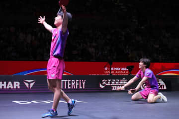 戸上隼輔／篠塚大登が完遂した日本勢64年ぶりの快挙。大会公式が「感動の渦に包まれた」と涙した試合直後の行動【世界卓球】