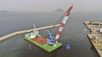 不動テトラ／新造浚渫・起重機船を衣浦湾の防波堤撤去に初投入