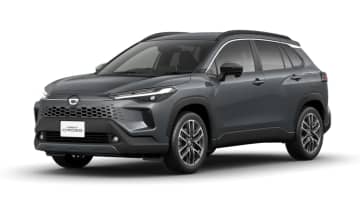 「カローラクロス、顔つきイメチェン！」ついに全車HEV化＆注目のGRスポーツも登場【一部改良で受注も再開】