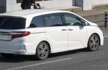 オデッセイ乗りの中年男性が “追い越し禁止道路” で『むりくり並走・割り込み』そのまま走り去るドラレコ映像が話題に「こんなもんです。家族が自分の運転で怪我するまで運転マナーは変わりません。」「１台２台分先に行っても到着時間はそんなに変わらないのにな」