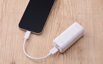 単3形×4本でスマホを充電できる乾電池式モバイルバッテリー、エレコムが発売