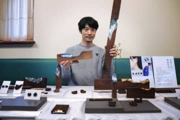 木工会社の職人が気付いた「欠点こそ美点」　職場の不良材生かしアート作家に