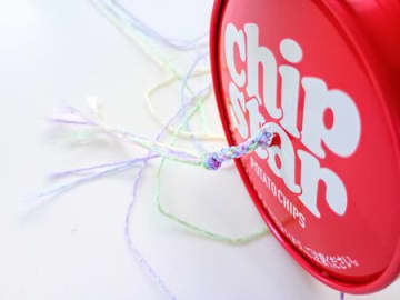 【お菓子のフタで編んでみた】チップスターのフタがまさかの「編み機」に！くるくる回すだけで組みひも完成♡