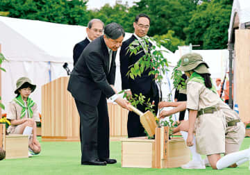 豊かな森林を未来へ　埼玉で植樹祭　天皇陛下が苗木をお手植え　埼玉での開催は1959年以来66年ぶり
