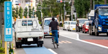 自転車の歩道走行へ“青切符”改正道交法に「路上駐車をなんとかして」の声も…多くのドライバーが間違っている“左寄せ”正しい位置とは