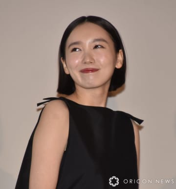 飯豊まりえ、舞台あいさつで“ズル”告白　『岸辺露伴』でイタリア語に挑戦も「手に書いて」
