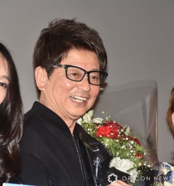 哀川翔、64歳に　誕生日サプライズに笑顔「感覚は20代と全然変わってません」