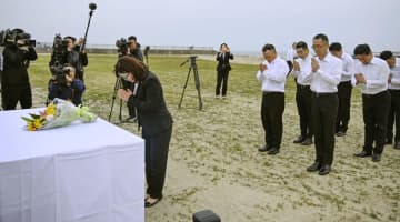 明石の砂浜陥没事故、追悼の献花　女児死亡から23年