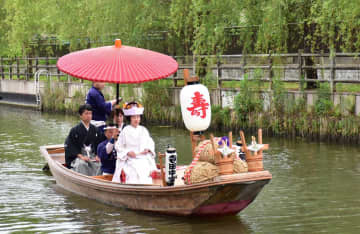水郷潮来あやめまつり　白無垢姿、嫁入り舟　祝福受け水上進む　茨城