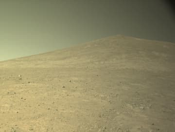 2025年5月20日の火星の風景：まるで合成写真のような丘と空