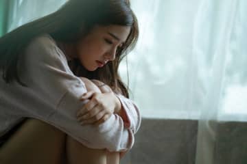 【ブラック企業の退職代行】「自社ブランドを見るだけで吐き気」有名アパレル店の販売員女性を追い込む過酷な職場
