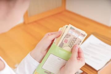 母の遺品整理中「10万円」の小切手が見つかりました。日付が「5ヶ月前」ですが、「現金化」できるのでしょうか。