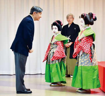 県知事に成り代わり、厚く御礼！丁寧なお辞儀で会場に笑い　小鹿野子ども歌舞伎、全国植樹祭で披露　秩父神社に心地よく響く口上　陛下の前でも息ぴったり、温かい拍手送られる