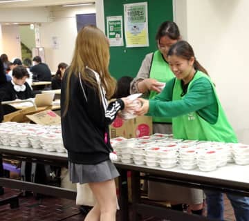 パックごはんで学生支援 3000人に無料配布 専修大学