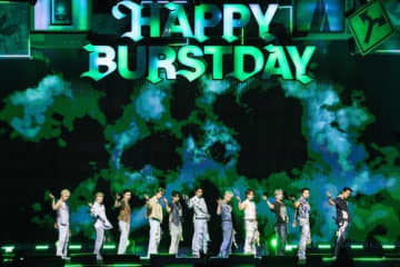 SEVENTEEN、潜水橋で異例の10周年記念パーティーを開催！約6万人が集結