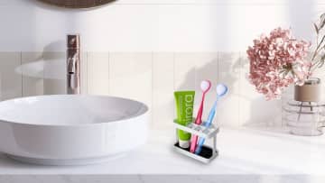 健康寿命を延ばすための「オーラルフレイル」予防についてSHIKIEN公式HPで公開　舌ブラシを活用して日常的に「舌」を意識しませんか？