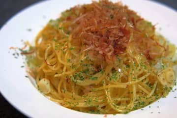 川越シェフ 『カツオ節パスタ』ワンパンレシピを公開！コスパ抜群の”旨み凝縮レシピ”に主婦から絶賛の声「家にあるであろうお手軽な材料！優しい味！しかもワンパン！」「洗い物少ない感が助かる～」