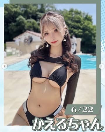 「水着におさまってない！」人気コスプレイヤー、水着撮影会の黒ビキニショットにファンもん絶「スタイルえぐっ」