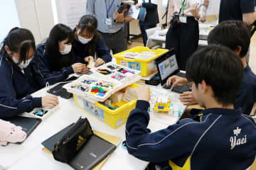 アマゾングループ、相模原の弥栄中学校に電子黒板などの教材寄贈　国内2カ所目、狙いとは