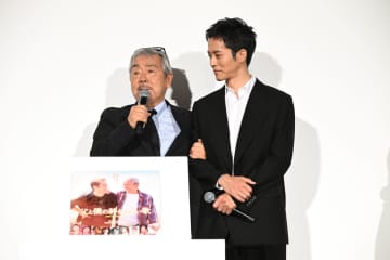 松坂桃李「え、歌ってくれる！！」寺尾聰の生「ルビーの指環」に大興奮 映画『父と僕の終わらない歌』公開初日舞台あいさつ