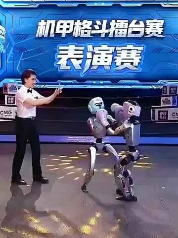 中国で世界初の人型ロボット格闘技イベント、レフェリーにパンチ繰り出す一幕も―中国メディア