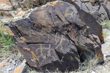 新疆サリム湖北岸で2500年前の岩絵群発見