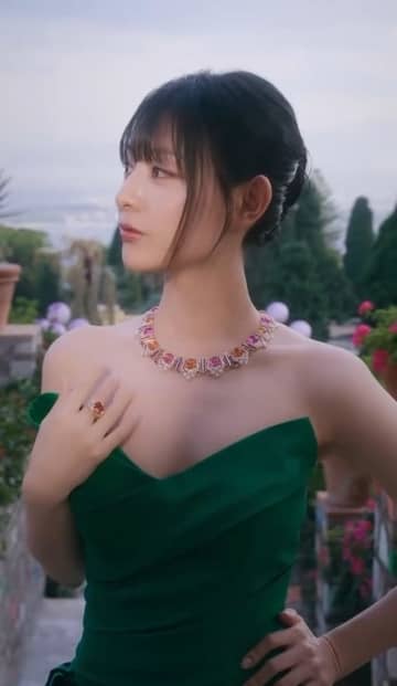 キム・ジウォン、爽やかな緑のドレスで登場！女神のような魅力をアピール