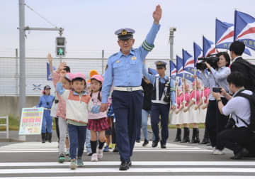 保育園児、正しい横断方法を学ぶ　羽田空港近くで交通イベント