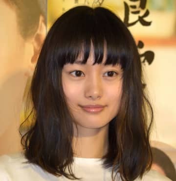 「どちら様かと」　忽那汐里32歳、別人のように“激変”　メガネもかけ印象ガラリ