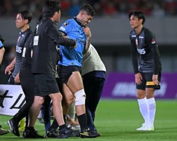 川崎のチームトップスコアラーが…先発した浦和戦で負傷、ピッチを叩いて悔しさを露わに