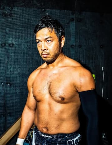 大人気プロレスラー、女性客に口から水をぶっかけられて大激怒…背景に選手を “ナメる” 観客の増加