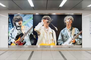 福岡発のバンド“マルシィ”、JR博多駅にメジャーデビュー3周年記念の屋外広告が登場
