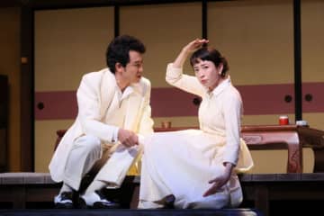 大泉洋、宮沢りえら奮闘！　三谷幸喜初のシェイクスピア翻案『昭和から騒ぎ』上演スタート