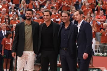 ナダル 全仏OPでの功績称えられ涙「信じられない物語だった」。フェデラー、ジョコビッチ、マレーらBIG4揃う