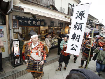 つるの剛士さんが頼朝役で武者行列　湘南に春告げる「江の島春まつり」