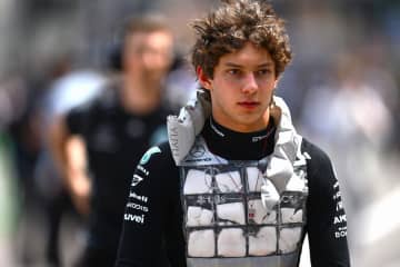 「きゃあーーーー♥」F1メルセデスのイケメン神童、美人彼女との“公開キス”にファン大興奮！「甘すぎる」「最高に可愛いカップル」