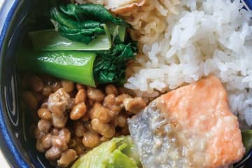 ツレヅレハナコさんご提案「からだ整え丼」のメニューから、みそ×だし×しょうゆで「味わい豊か丼」のレシピをご紹介【最新号からちょっと見せ】