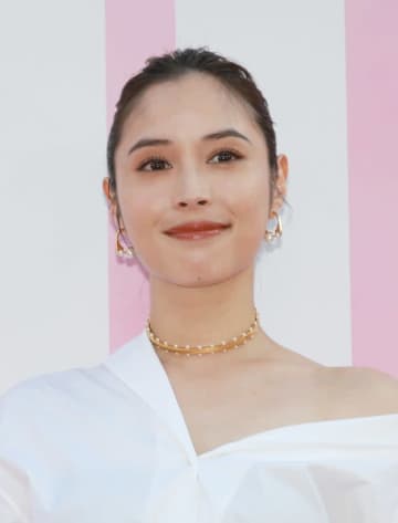 「腕の毛をむしりとって…」広瀬アリス、　まさかの撮影裏ショットに「カオス」「クセが強い」と反響